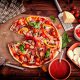 Pizza är en populär italiensk maträtt